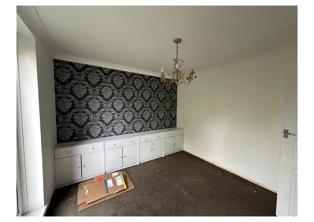 Lot: 171 - SEMI-DETACHED HOUSE WITH GARDEN TO FRONT AND REAR - Dining Room